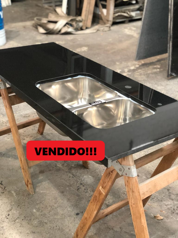 Mesada lista en Negro Absoluto