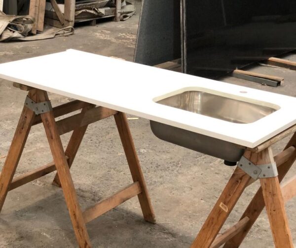 Mesada lista en Ignestone Classic White